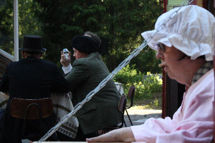 Kummallista. Lonkkaani kolottaa, ihan kuin joku puhuisi minusta. - Affe, Veikko, Pakkola ja Mathilda