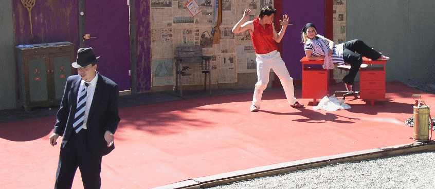 H�irikk�, Raikku ja Leena - Rotunainen