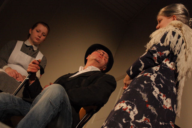 Paljonkos niit� miehi� kaikkiaan kaatui? 
- Kaari, Miettinen ja Kaarina