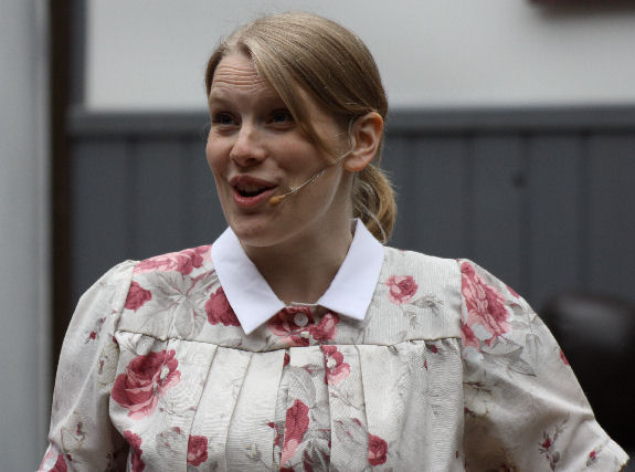 Min� l�hden pois. Ihmetelk��n mamma, kun en ole en�� vastaamassa h�nen 
komenteluunsa - Kirsti Leivo